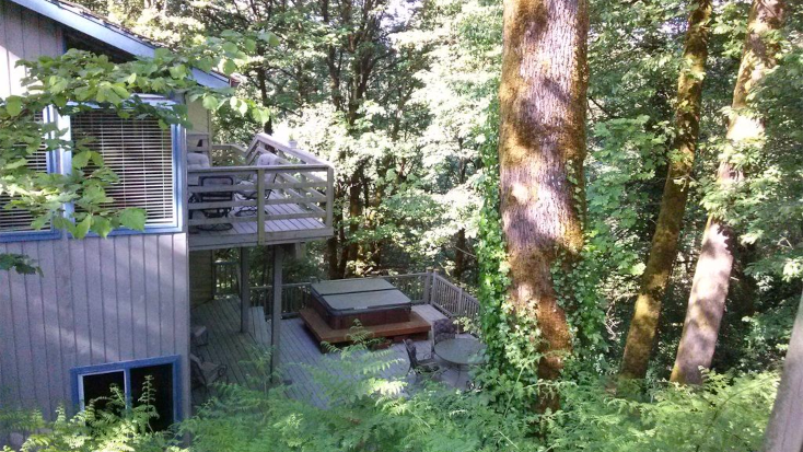 Romantic treehouse in Oregon is perfect for a relaxing glamping escape
