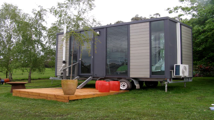 Amazing Tiny Home Rental on a Working Horse Farm for Glamping in Victoria