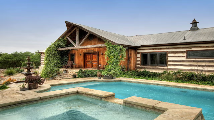Exquisite Group Rental with an Outdoor Pool near New Braunfels, Texas, gift of Glamping