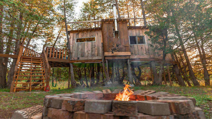 Tree house rental with fire pit in Ontario