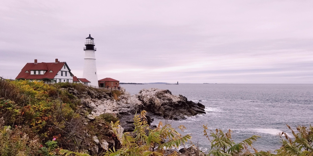 Beautiful view of a house in a cliff in front of the sea in New England