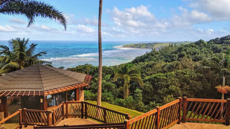 Hawaii accommodations overlooking Big Island beach resorts