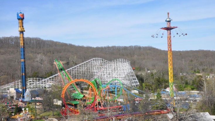 Rollercoaster rides at Six Flags, St Louis! Days out in Missouri await