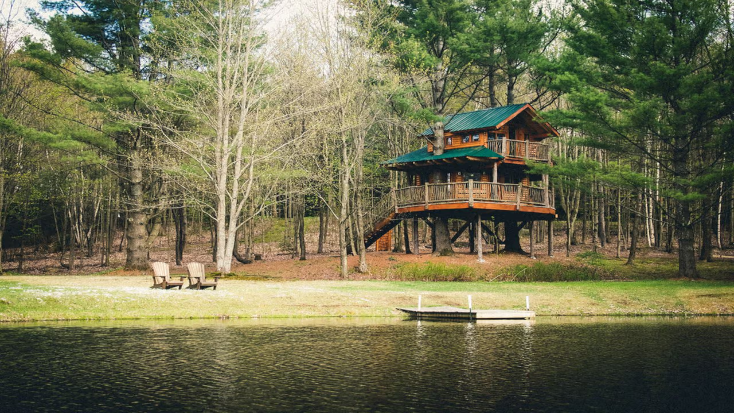 Beautiful Two-Story Tree House in the Green Mountains, Vermont, New England, post thanksgiving escapes