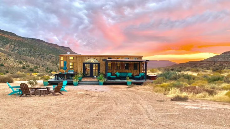 Luxury Tiny House with a Private Hot Tub near La Verkin Creek in Southern Utah, ideal for an NFL getaway