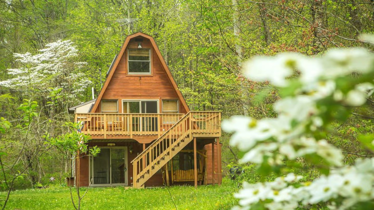 Magnificent A-Frame Cabin Rental in the Trees close to Hocking Hills State Park, Ohio, perfect for Memorial Day