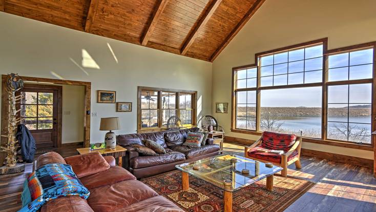 A large living area with large sofas and lake views for the perfect Super Bowl party