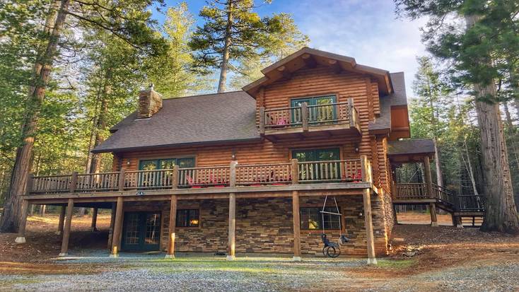 A pet-friendly log cabin in secluded woodland near Sacramento, California