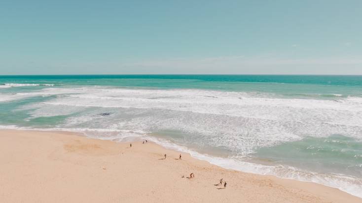 Uma vista aérea de uma praia na Great Ocean Road