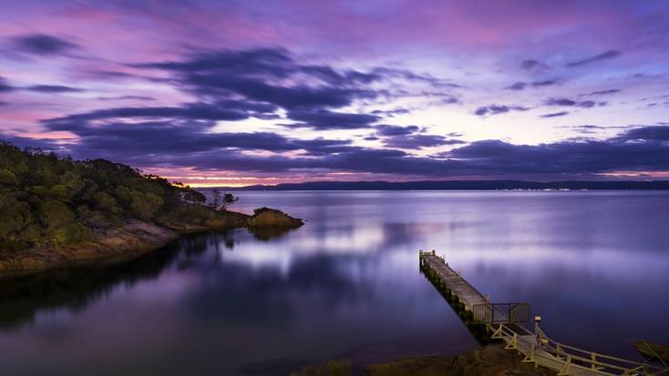 Uma vista sobre águas calmas na Península Freycinet, Tasmânia