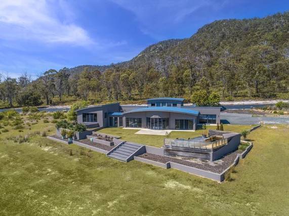 Luxurious villa near the Tasmania coast and the Freycinet National Park.