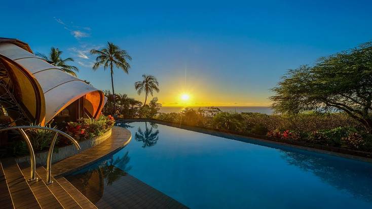 Book a villa with view for the ultimate tropical Christmas in Hawaii.