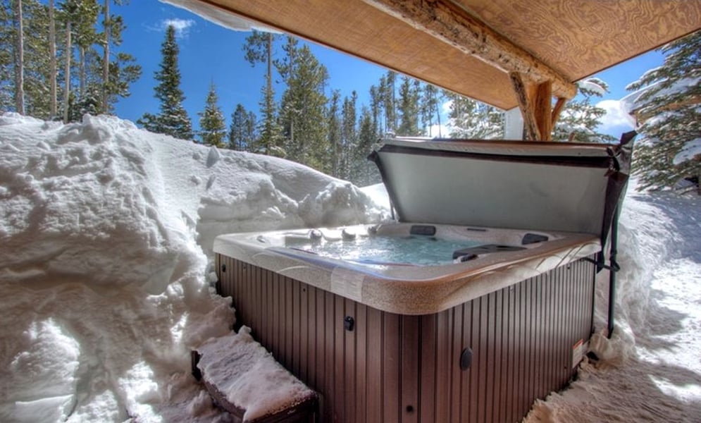 Outdoor hot tub: cabin rental in Montana