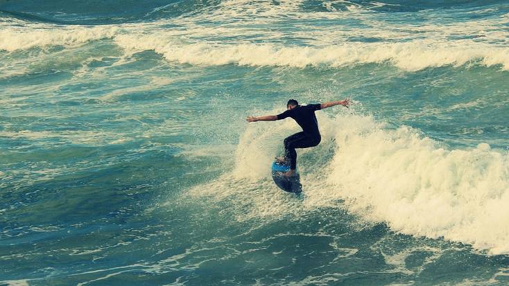 Experimente surfar em uma das praias de Durban