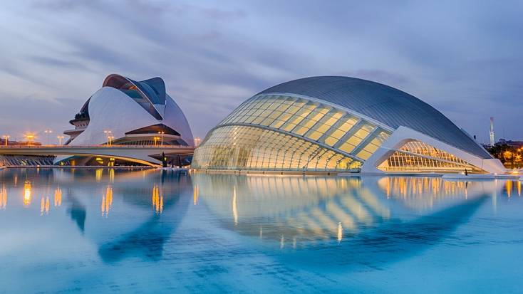 Visit the Ciudad de las Artes y las Ciencias when yo plan your holidays in the Mediterranean.