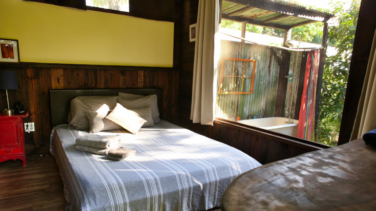 Rustic cabin For two Near Mermaid Pools 