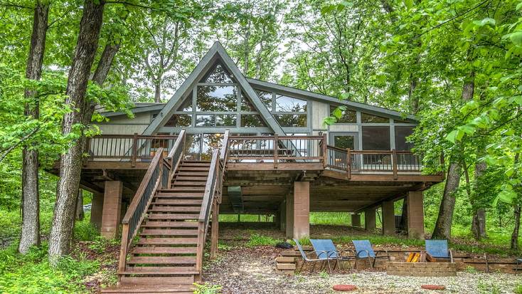 Spend National Pizza Day in a lakefront cabin rental in Missouri