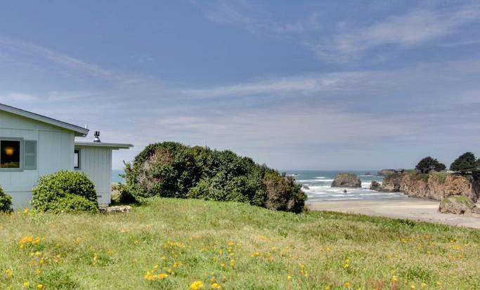 A beach rentals by the coast in Fort Bragg, California