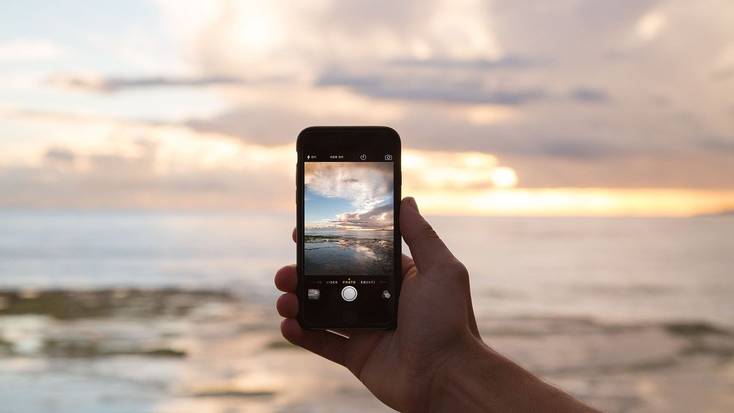 Give your dad a wireless phone charger so he can keep taking epic photos this Father's Day