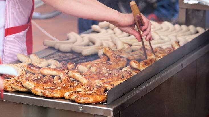 Cook bratwurst at your beer party