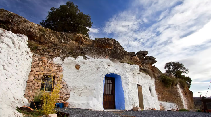 Exterior de uma caverna em Granada, Espanha