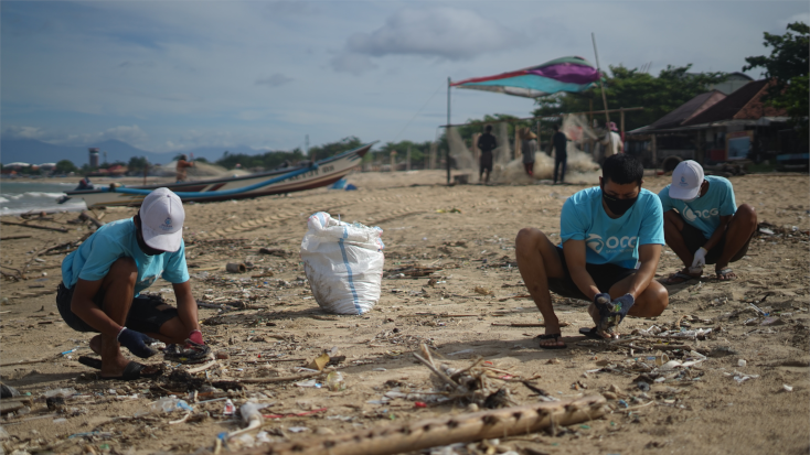 Organizações voluntárias dedicando tempo para nos mostrar como limpar a praia