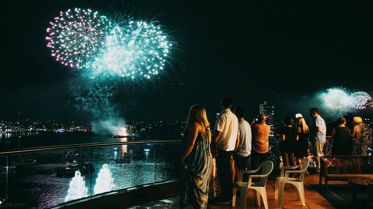 People watching the Sydney NYE fireworks