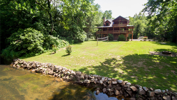 Cabana de dois andares, com grande gramado, rede de vôlei e rio em Copperhill, Tennessee