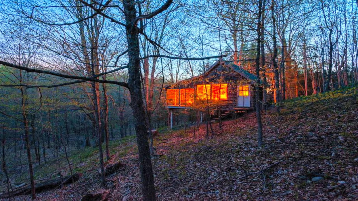 Casa na árvore movida a energia solar no Bosque Canadense perto de Toronto, Ontário