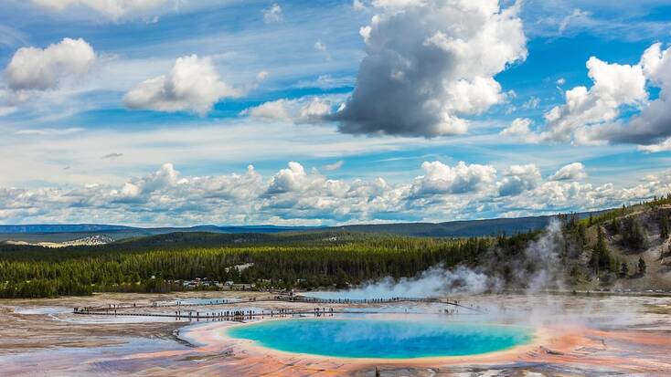 The grand prismatic spring in Yellowstone