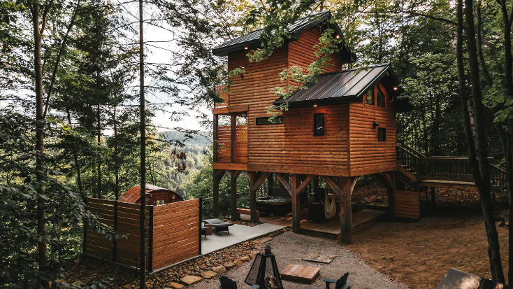 Modern Tree House in Quebec