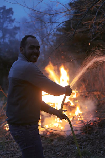 Safely extinguishing a fire