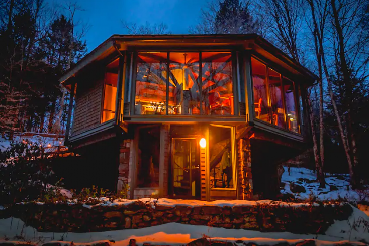 Katherine's treehouse cabin for glamping in Massachusetts