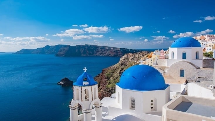 A view of the ocean from Santorini, Greece, one of our favorite family vacation spots 2022