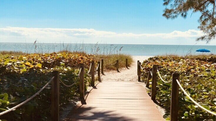 A path to the beach and amazing glamping in California