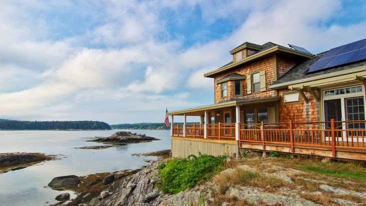 Phippsburg, Maine is one of the best road trips for New England fall foliage! Luxury cabin rental on the beach