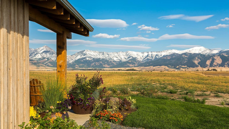 fall glamping destinations, cabin Montana