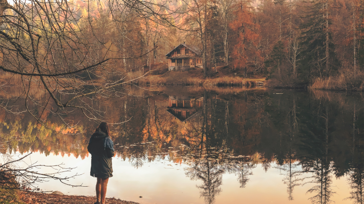 view of the lake in one of the best places to see fall foliage while glamping in the outdoors 