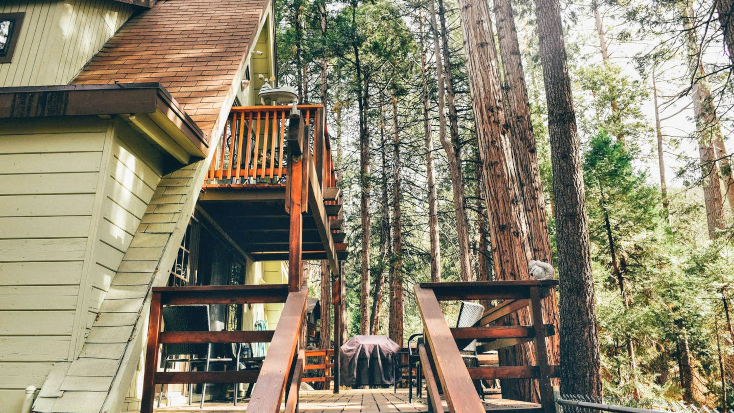 Spend Friendsgiving in Cali in this multi-level cabin