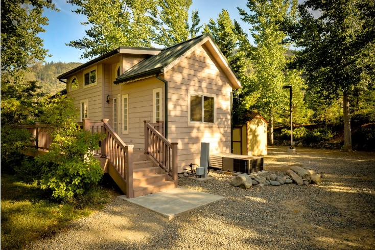 Family-Size Cottage with Trinity River Views in California