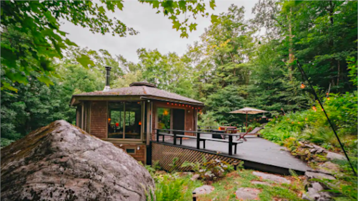 Stay in the Bersksire Forest and wake up surrounded by nature in Great Barrington, Massachusetts for your next glamping escape