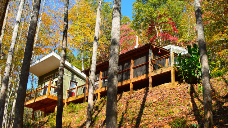 Enjoy hiking and stay in this tree-house near Nantahala National Park, North Carolina for your next glamping escape