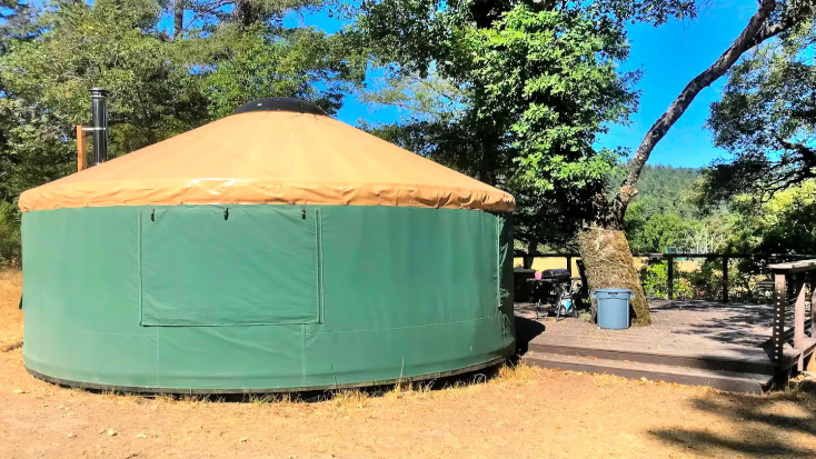 Spacious Piercy Yurt with a Gorgeous Deck Ideal for Glamping in California, national mutt day