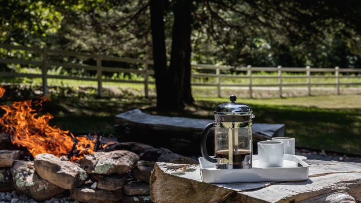 Coffee by the fire - Luxury cabin in Arkansas