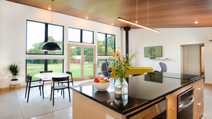 Large Modern Kitchen & Dining area - Luxury cabin in Arkansas