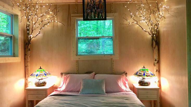Romantic getaway for two, secluded tree house in Connecticut. Host of the Month for December 2022
