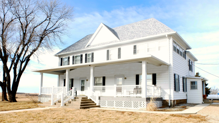 Luxury cabin in Kansas for large group getaways to celebrate National Kansas Day