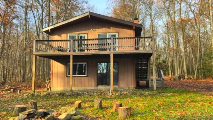 Cabin  with deck and fire pit in Oakland Maryland