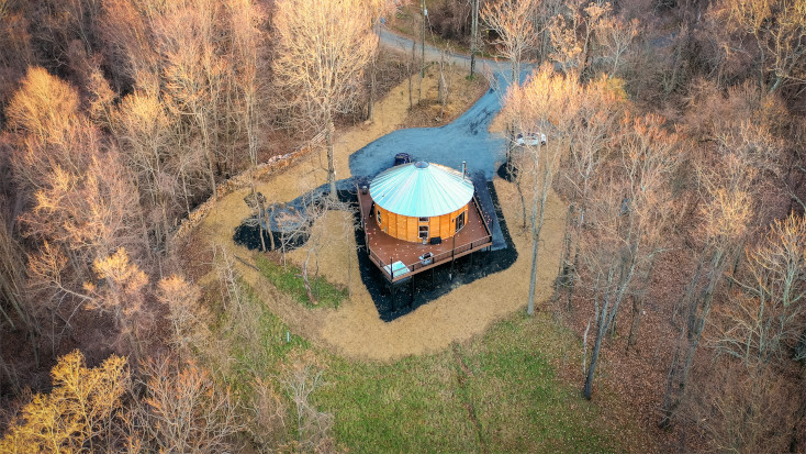 Secluded yurt with BBQ and hot tub for a relaxing weekend getaway, Virginia