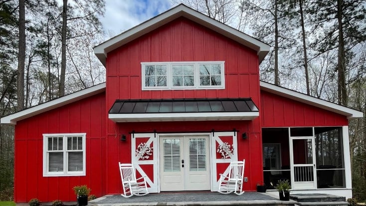 Red converted barn in Lanexa Virgina for your next family getaway 
